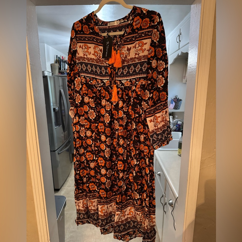 To the knee dress, new with tags. R Vivimos brand